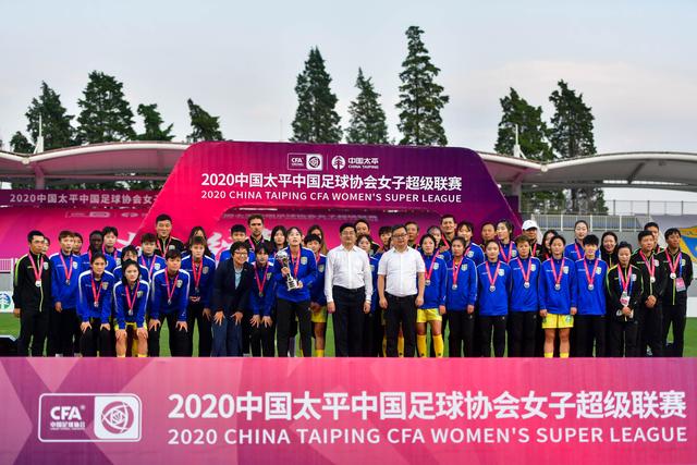 东航空姐跪地事件引发舆论风波，药企瞬间澄清